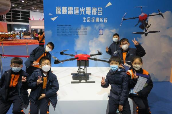學生從參觀機械雷達中了解有關生命探測系統的運作原理及功能。