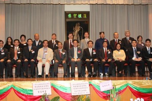 各位嘉賓、校監、校董、校長大合照。