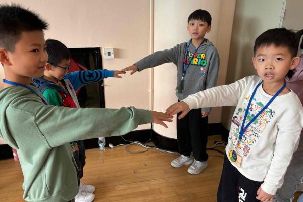 熱身遊戲，考驗同學的聆聽及反應。學生嘗試體驗攀石活動，訓練膽量。