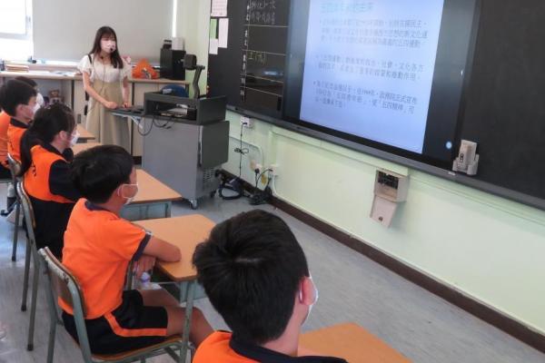 老師用心講解五四青年節的由來。