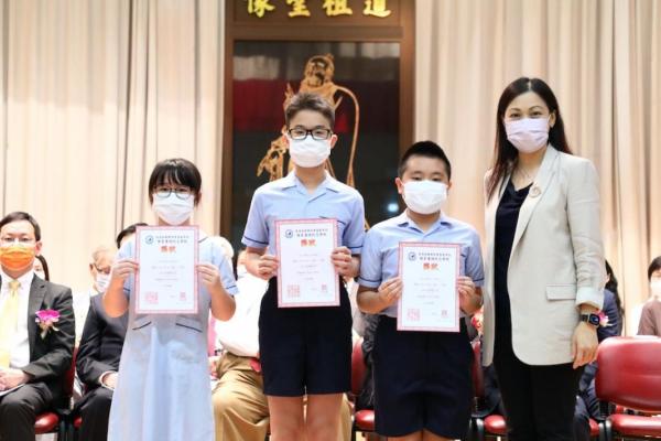 聖公會李兆強小學陳小燕校長頒發各級學業成績獎。