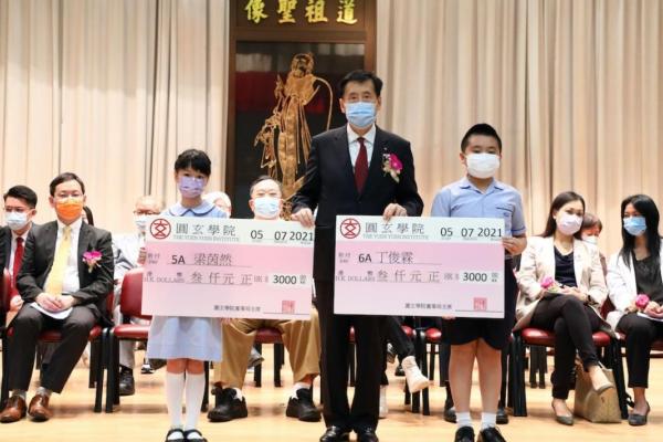 本校校監陳國超先生BBS,MH,JP頒發各類獎學金。