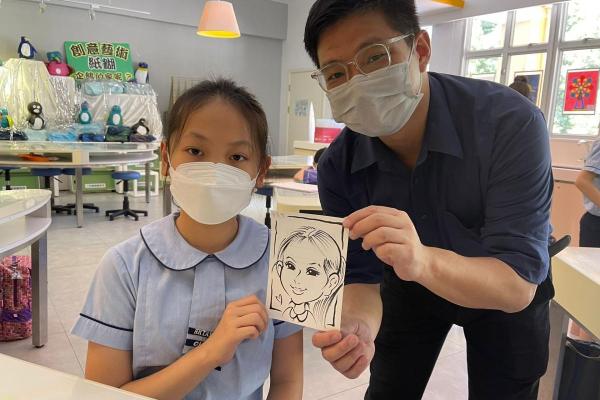 同學獲導師贈送作品，十分高興!