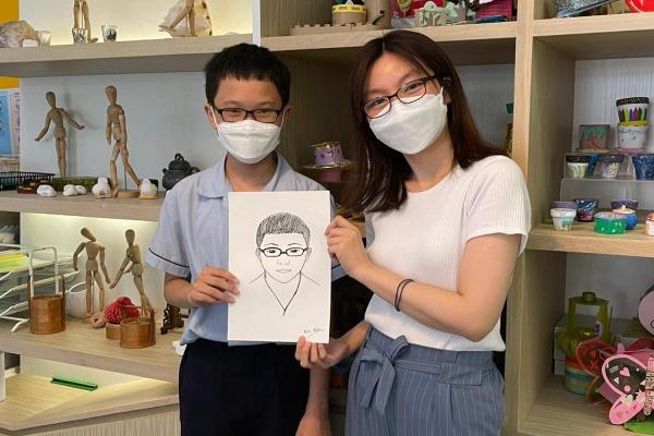 小模特兒收到老師的畫作留念。