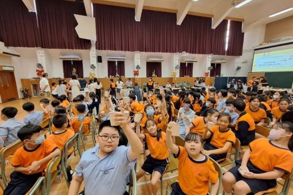 比賽隊伍正在烹煮美食，香味撲鼻，75名學生評判都急不及待去試食。