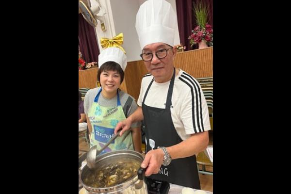 廚神駕到！同學的爺爺和媽媽戴上廚師帽，為我們送上香港特色碗仔翅。