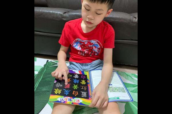 同學與家人玩遊戲，訓練自理能力及社交技巧。
