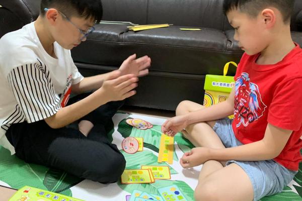 同學與家人玩遊戲，訓練自理能力及社交技巧。