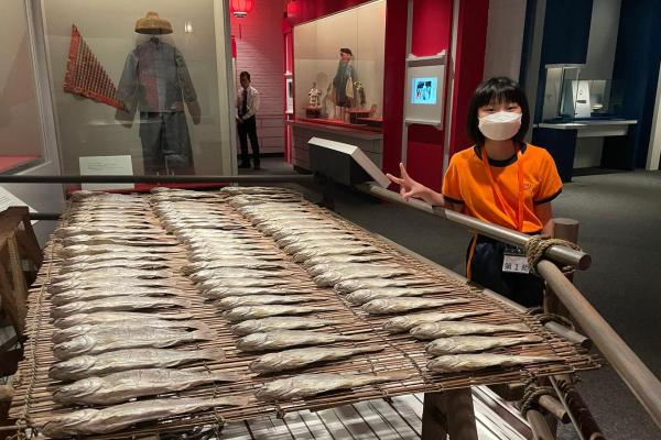 學生對館內的展覽興趣盎然。