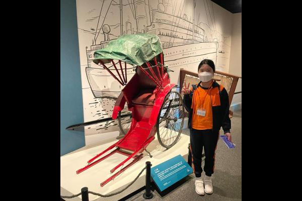 學生對館內的展覽興趣盎然。