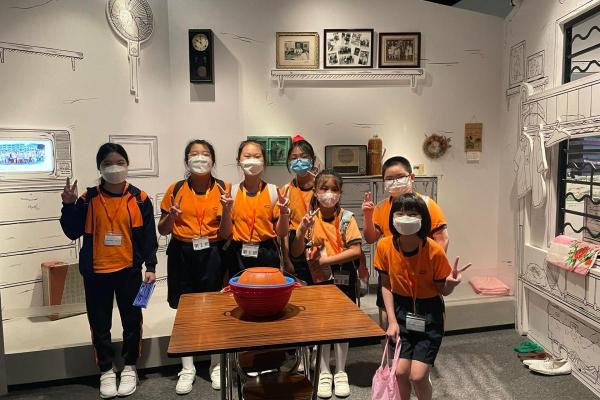 學生到香港歷史博物館參觀，了解香港昔日的生活及社會文化。