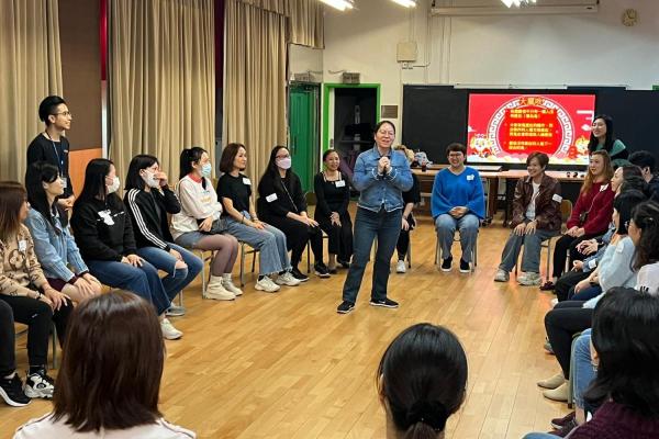 家長們在玩「大風吹」的同時，還趁這個機會互相恭賀。祝大家甲辰龍年，身體健康！萬事如意！