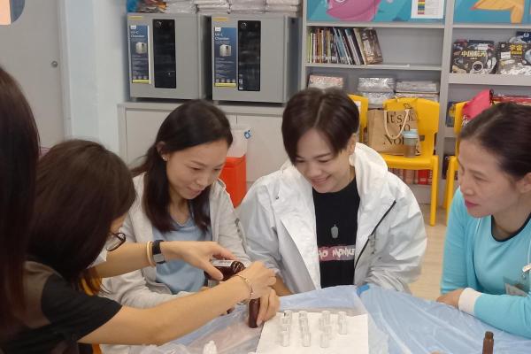 家長們正用心地學習及製作香薰。