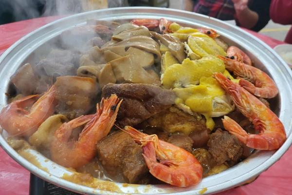 熱騰騰的盆菜食材豐富，包括有鮑螺片、海蝦、燒鴨、冬菇和香芋頭等等，真是令人垂涎三尺啊！