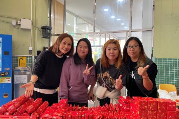  家教會委員替我們預備了一桌豐富且包裝得紅彤彤的Bingo遊戲禮物，遊戲未開始，就覺得興奮不已呢！